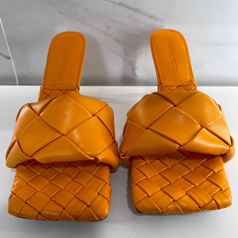 BRAND NEW BOTTEGA VENETA SIZE 41
Lido Mule Sandals BOX INCLUDED 100% AUTHENTIC